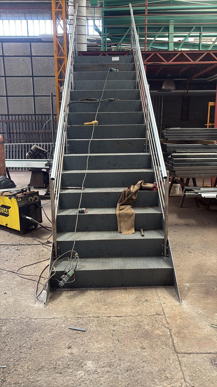 ESCADAS METÁLICAS